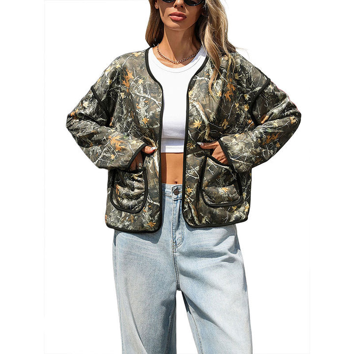 Damen Leicht gesteppte Camouflage-Jacke mit Rundhals, Kontrastpaspeln und aufgesetzten Taschen Echoarchiv