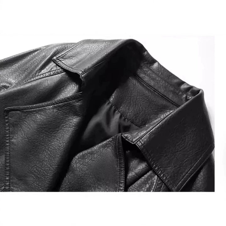 Damen taillierter Trenchcoat aus veganem Lederimitat mit weitem Revers und Bindegürtel – Montévia