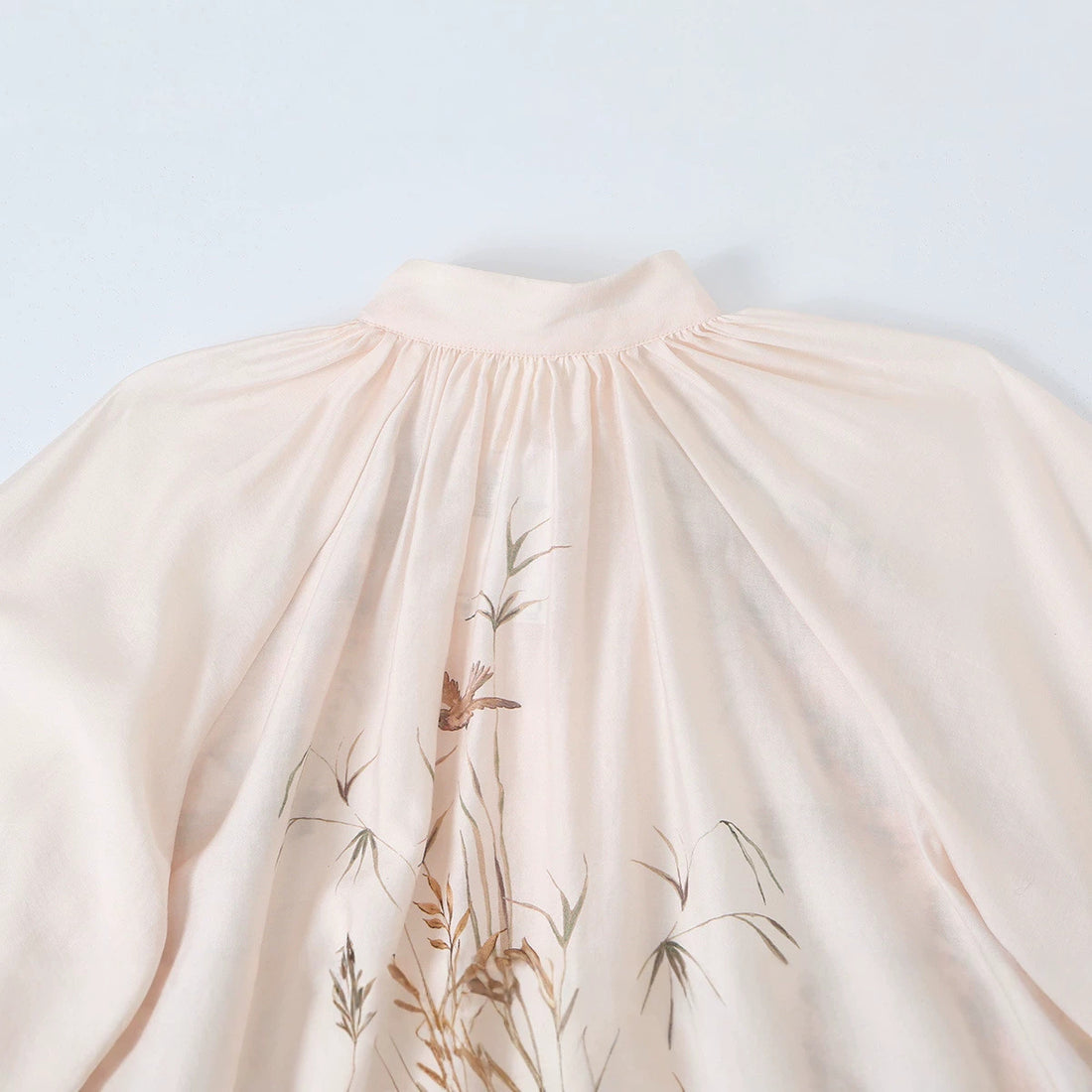 Damen Bluse mit Stehkragen, durchgehender Knopfleiste und weiten Ballonärmeln Echoarchiv