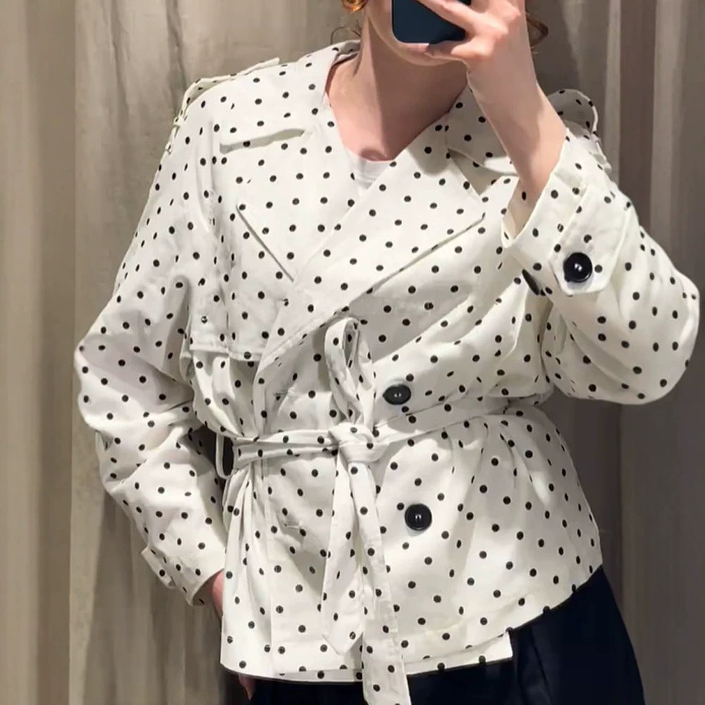 Damen Kurztrench mit Doppelreiher, Taillengürtel und Punkteprint Echoarchiv