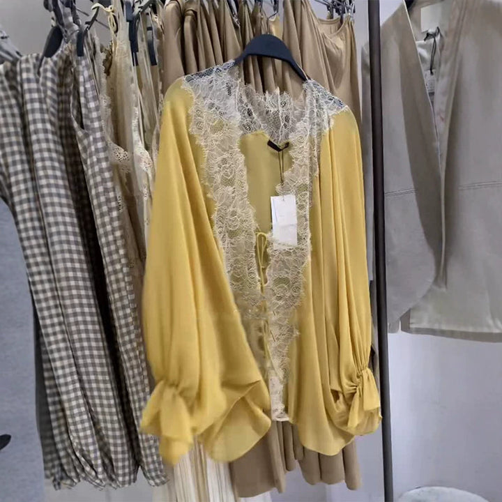 Damen Blusenjacke mit Spitzeneinsatz, tiefem V und Ballonärmel Echoarchiv