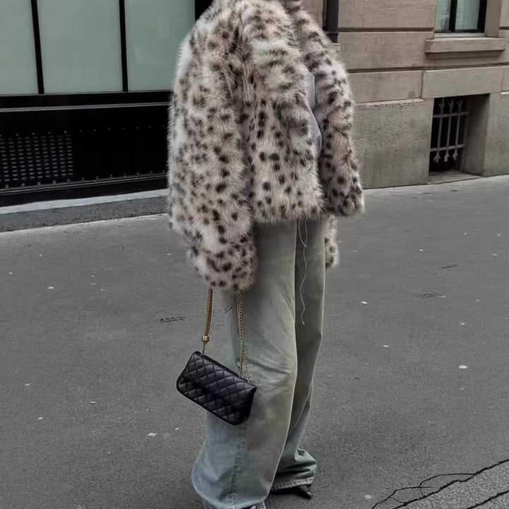 Damen Kurzjacke aus Kunstpelz im Dalmatiner‑Look mit kastiger Silhouette und weitem Schalkragen Echo Archiv