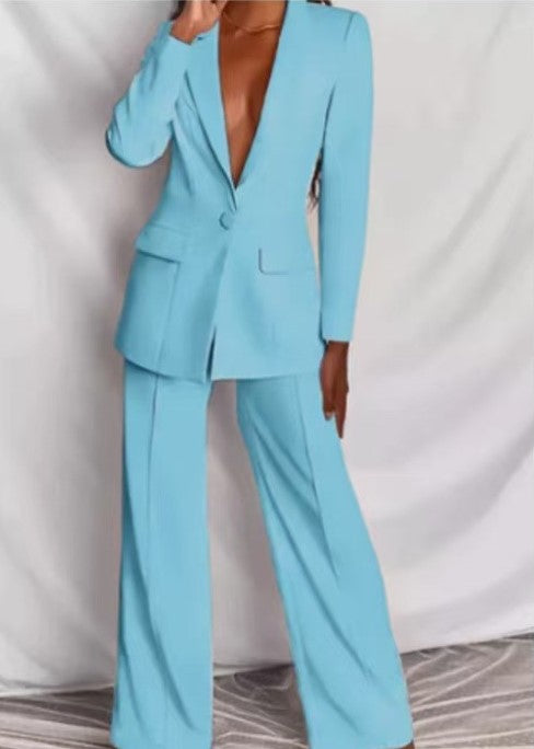 Echoarchiv | Elegantes Ensemble Bestehend Aus Einem Edlen Blazer und Einer Eleganten Hose
