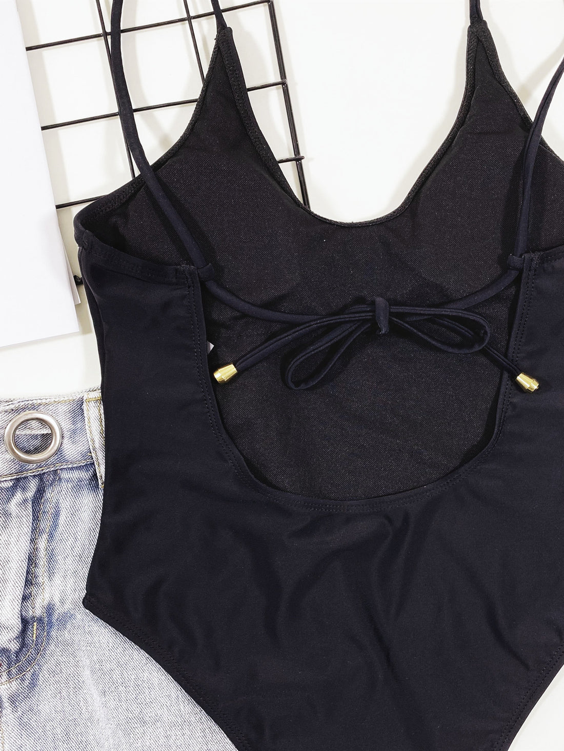 Damen Hochgeschnittener Cut-Out Badeanzug mit Bindebändern – Maréssa