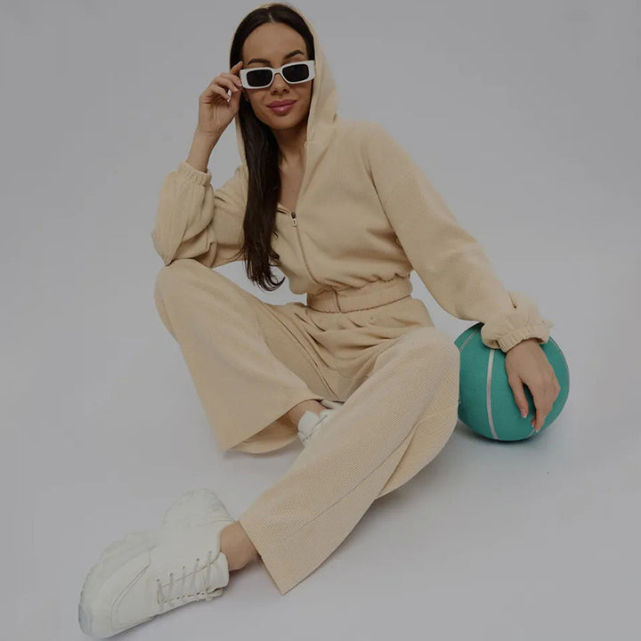 Damen Velours-Loungewear-Set mit kurzem Reißverschluss-Hoodie und weiter hochgeschnittener Palazzohose – Élanora