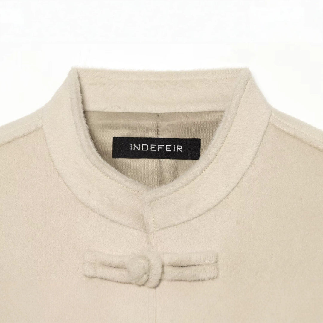 Damen Kurze Teddyjacke mit Mandarinkragen und dekorativen Knotenverschlüssen Echo Archiv