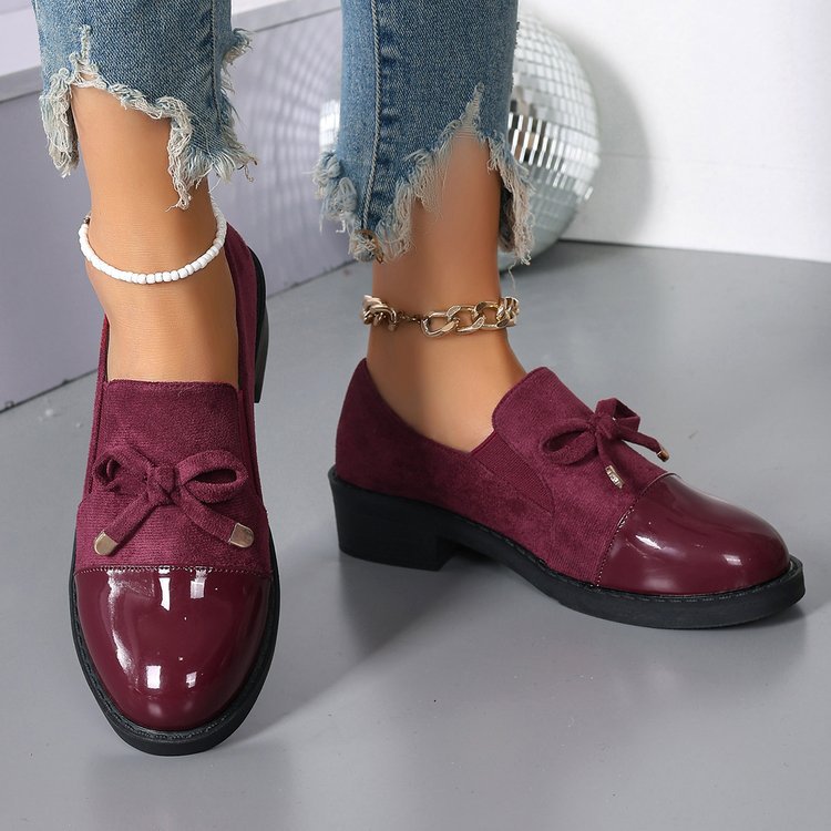 Damen Lack- und Wildlederslipper mit Zierschleife und niedrigem Blockabsatz – Lioré