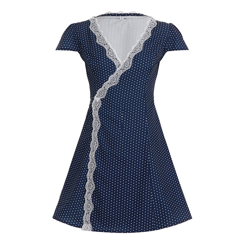 Damen Verspieltes Wickelkleid mit eleganten Spitzeinsätzen Echo Archiv