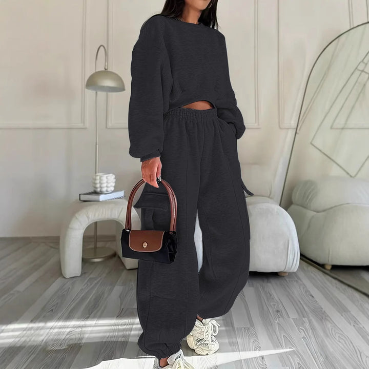 Damen komfortables Cropped-Sweatset mit oversized Pullover und High-Waist Cargo-Jogger – Avérine