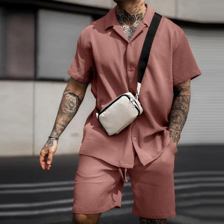 Herren lässiges Kurzarmhemd mit stylischem Schnitt und dazu passenden Shorts Echoarchiv