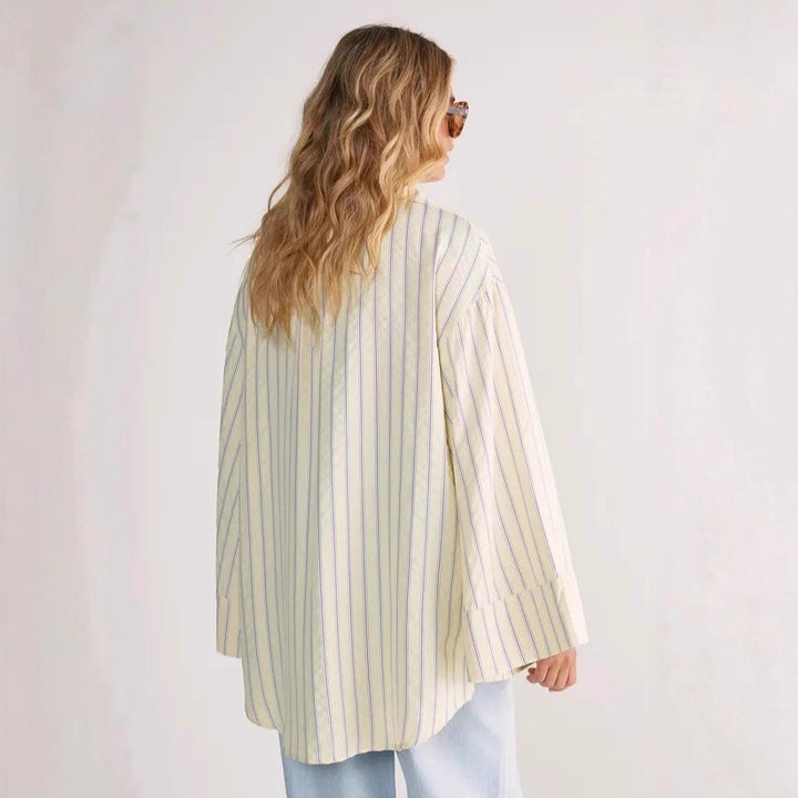 Damen Oversize-Hemdbluse mit weitem Glockenärmel und feinem Streifenmuster – Élovi