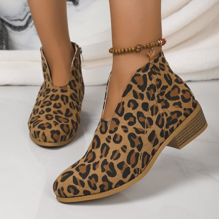 Damen Kurzschaft‑Stiefelette aus Veloursimitat mit V‑Ausschnitt und niedrigem Holzabsatz Echo Archiv