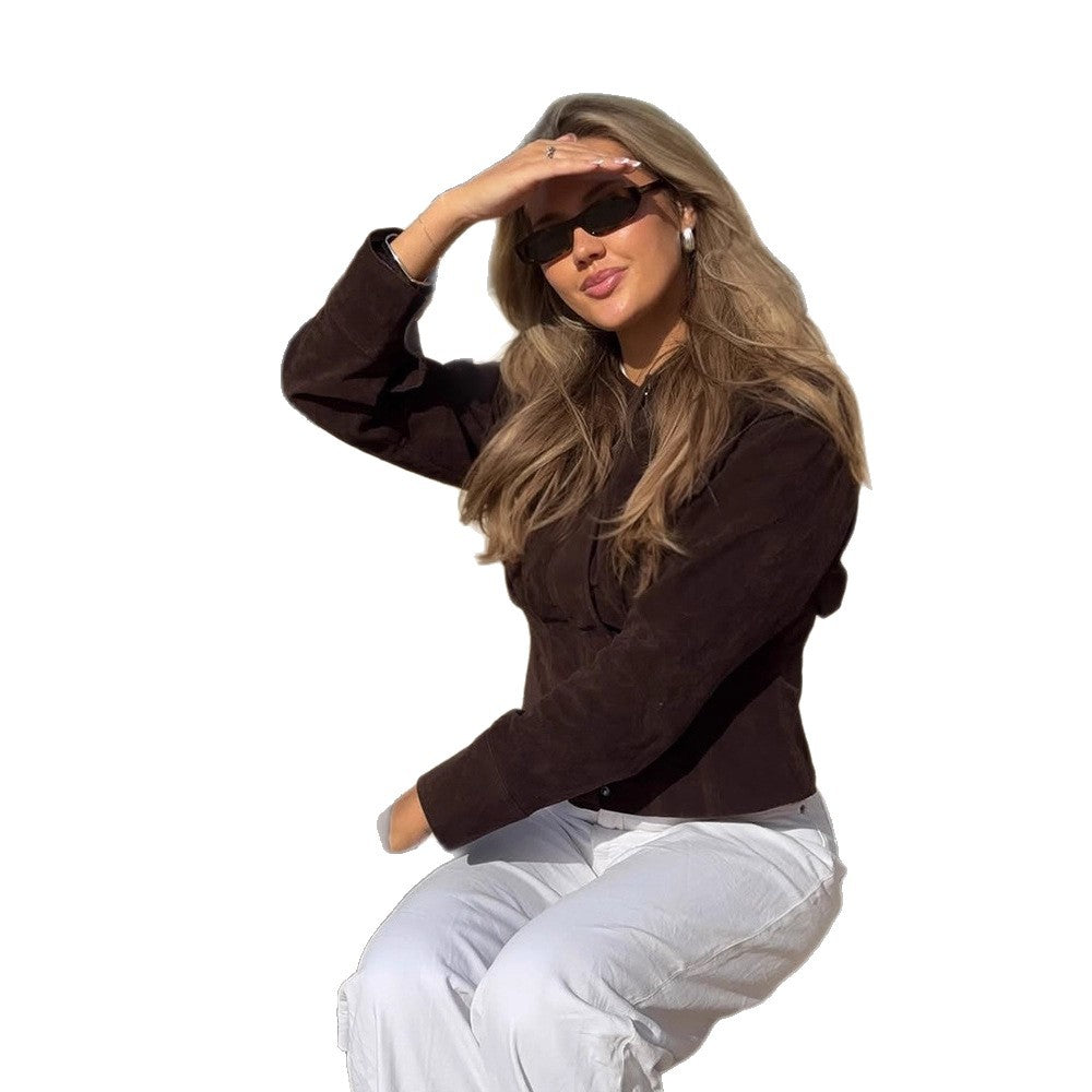 Damen Kurzjacke aus Veloursleder im Hemdjacke‑Stil mit aufgesetzten Brusttaschen Echoarchiv
