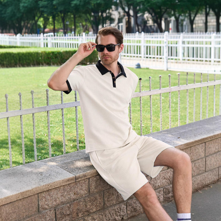 Herren lässiges Freizeitset mit modernem Poloshirt und Shorts Echoarchiv