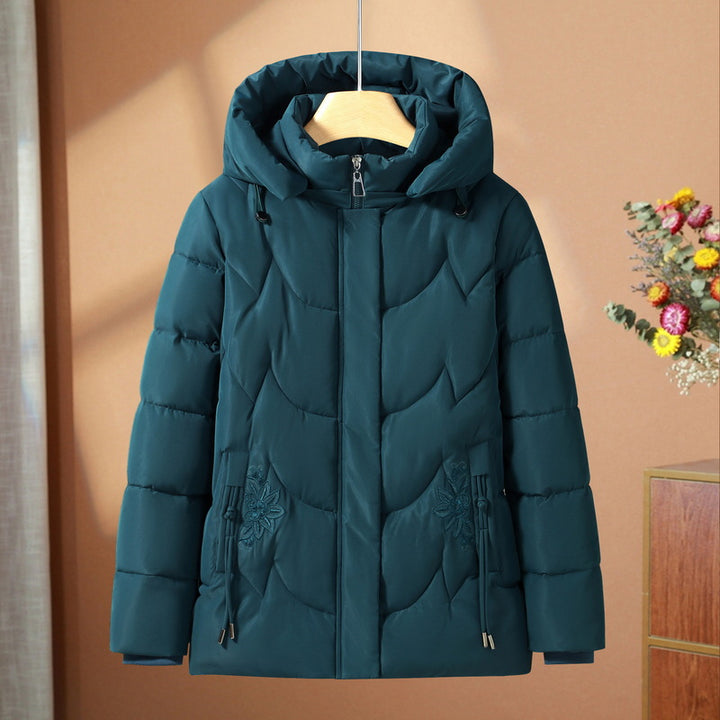 Damen gesteppte Thermo-Outdoorjacke mit ergonomischer Kapuze und floraler Taschenstickerei – Avérine