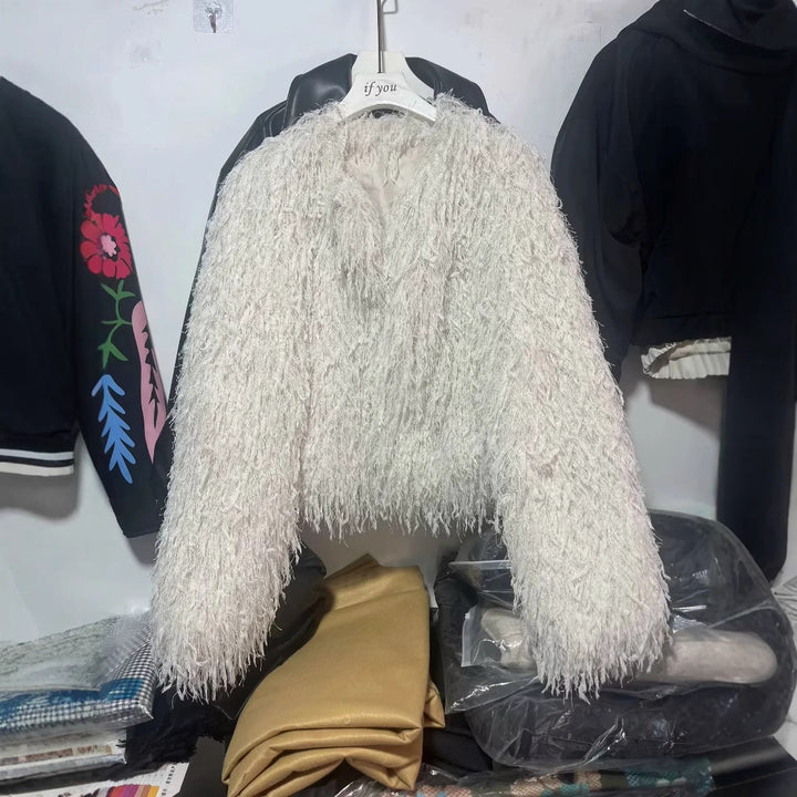 Damen kurze Kunstfelljacke mit shaggy Fransenstruktur, weicher Innenfutter und kastigem Cropped-Schnitt – Célinea