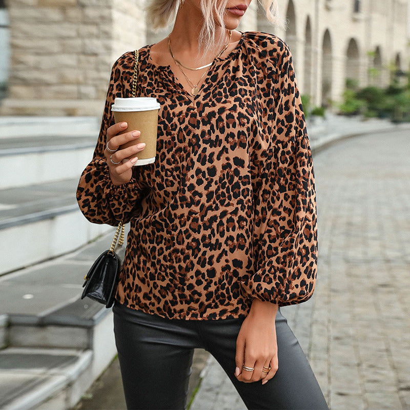 Damen Lässige Viskose-Bluse mit Leopardenprint, V‑Ausschnitt und gesmokten Ärmelbündchen Echoarchiv