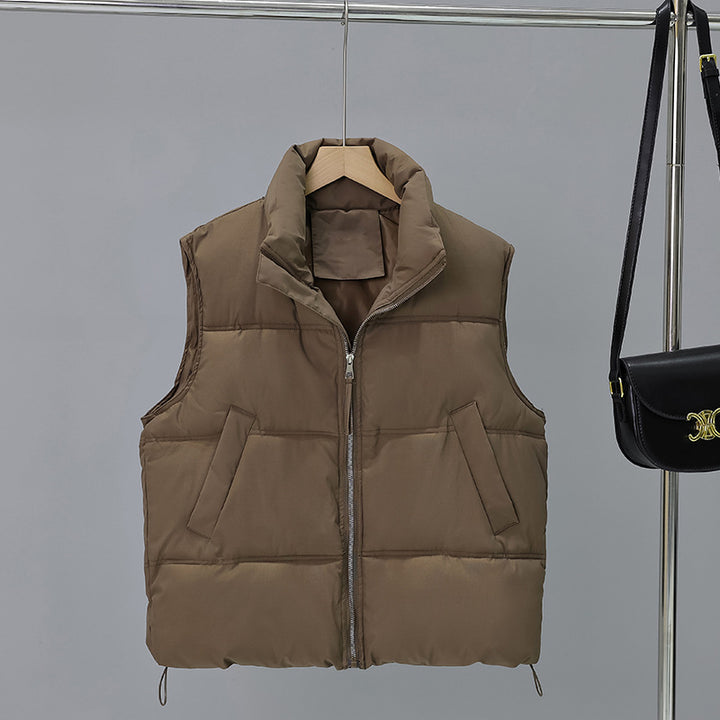 Damen kurze wattierte Boxy-Weste mit hohem Schalkragen, verdecktem Reißverschluss und verstellbarem Saum – Avérine