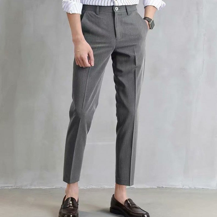 Herren klassische Chino-Hose mit eleganter Passform und subtilen Details Echoarchiv