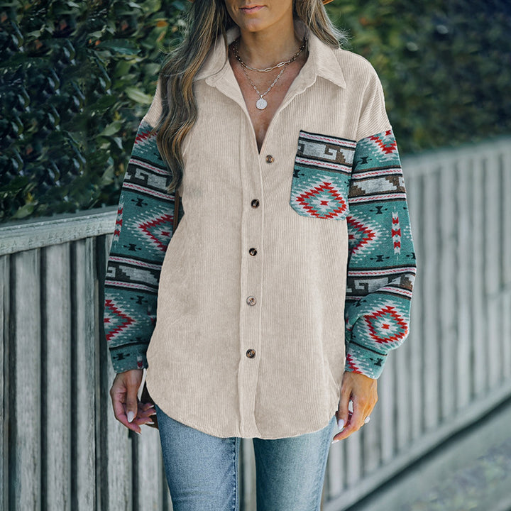 Damen Cord‑Hemdenjacke mit gemusterten Strickärmeln und aufgesetzter Brusttasche – Célinea