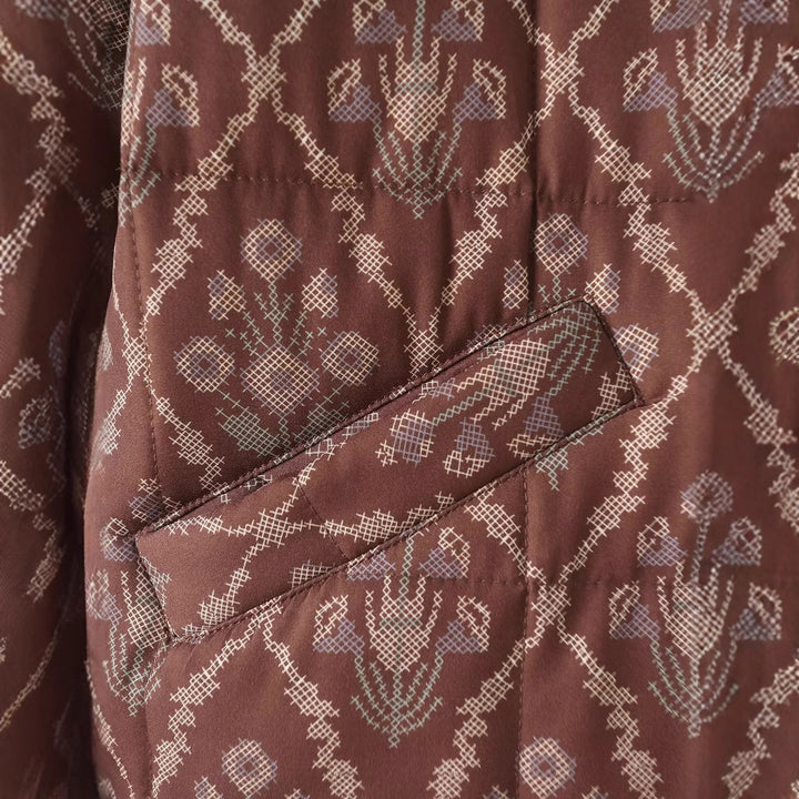 Damen leichte gesteppte Jacquard-Steppjacke mit Rundhalsausschnitt, Kontrastpaspel und aufgesetzten Klappentaschen – Célinea