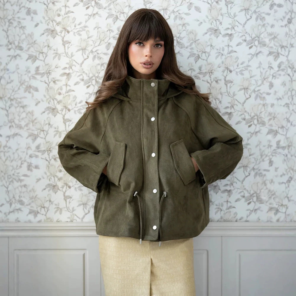 Damen Kurzblouson aus Veloursleder-Optik mit Kapuze, Tunnelzug‑Taillierung und Pattentaschen Echoarchiv