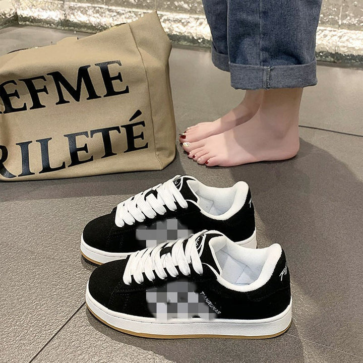 Damen niedriger Sneaker mit Gummisohle und Wildleder-Optik Echoarchiv