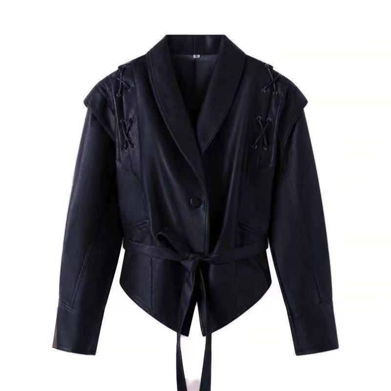 Damen taillierter Kunstleder-Blazer mit Schalkragen, Schnürdetails an der Schulter und Bindegürtel – Célinea