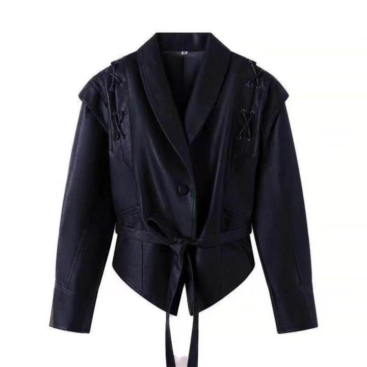 Damen taillierter Kunstleder-Blazer mit Schalkragen, Schnürdetails an der Schulter und Bindegürtel – Célinea