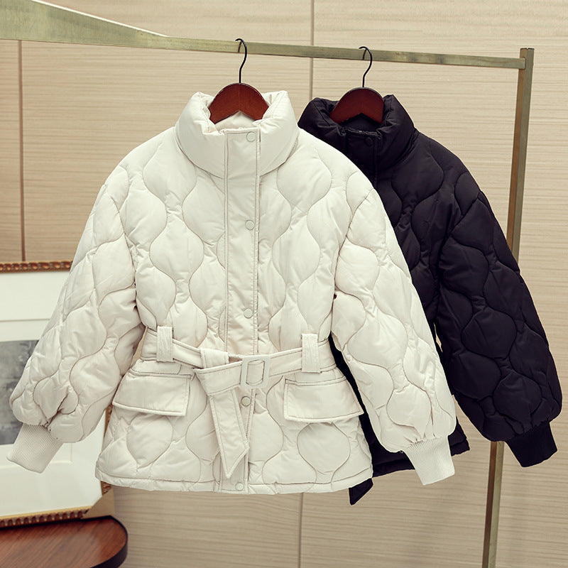Damen nan gesteppte Taillierte Steppjacke mit Wickelgürtel, Stehkragen und Pattentaschen Echo Archiv