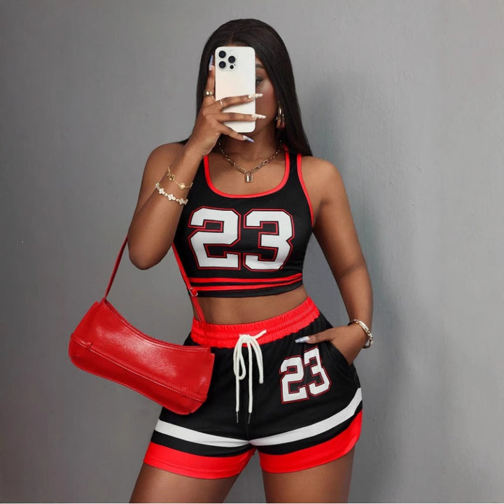 Damen Sportliches Freizeit-Outfit mit Crop-Top und Shorts Echo Archiv