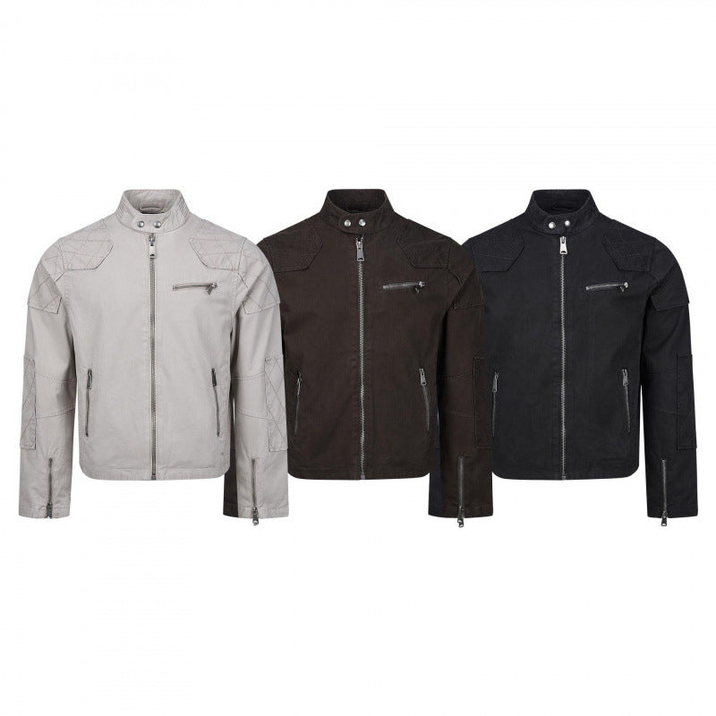 Herren Kurz geschnittene Biker‑inspirierte Baumwolljacke mit Stehkragen, Quilt‑Einsätzen und Reißverschlusstaschen Echo Archiv