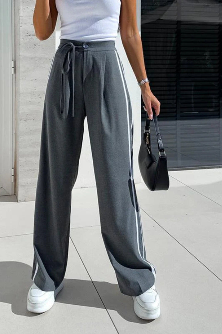 Damen nan hochgeschnittene weite Freizeithose mit sportlichem Seitenstreifen und Bindegürtel Echo Archiv