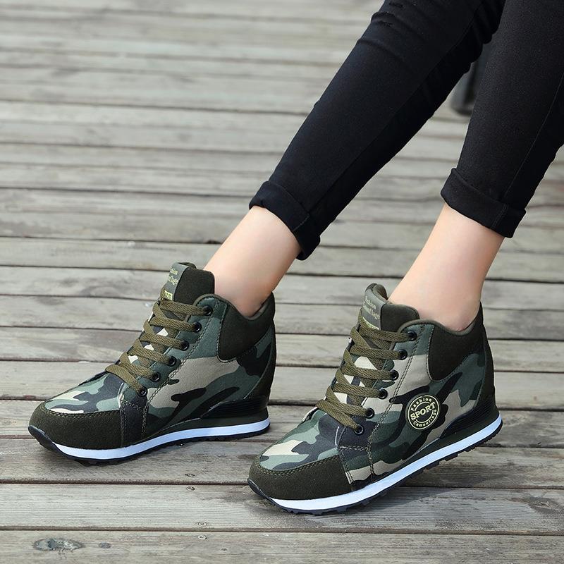 Damen nan mittelhoher Keil-Laufsneaker im Materialmix mit verdecktem Innenkeil, gepolstertem Knöchelkragen und griffiger Profilsohle Echo Archiv