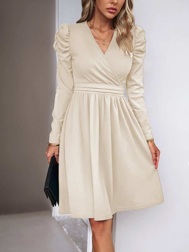 Damen Wickelkleid mit V-Ausschnitt, gerafften Puffärmeln und tailliertem Faltenrock – Élara