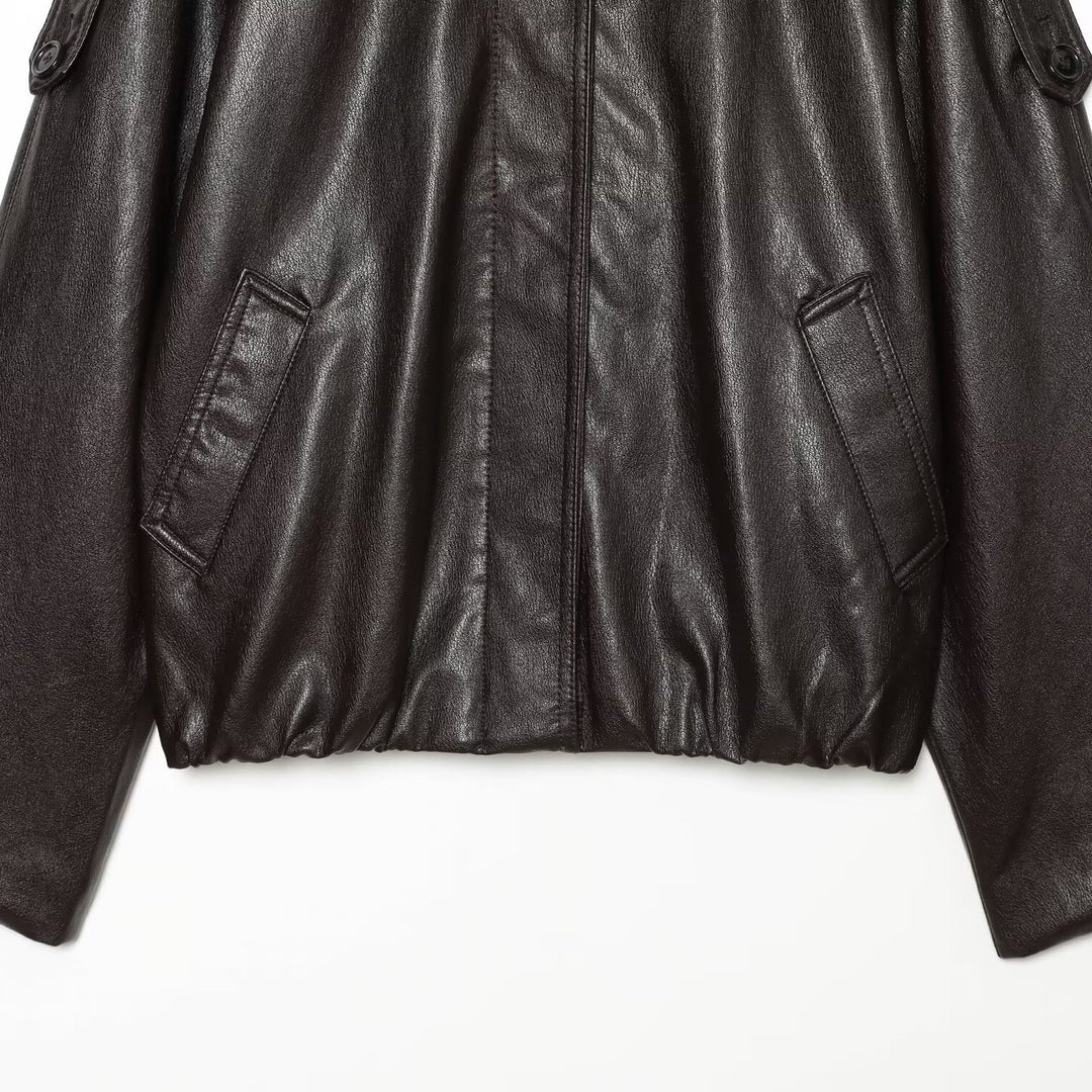 Damen Kurz geschnittene Lederoptik-Blousonjacke mit hohem Funnelkragen, Schulterriegeln und eingearbeiteten Pattentaschen Echoarchiv