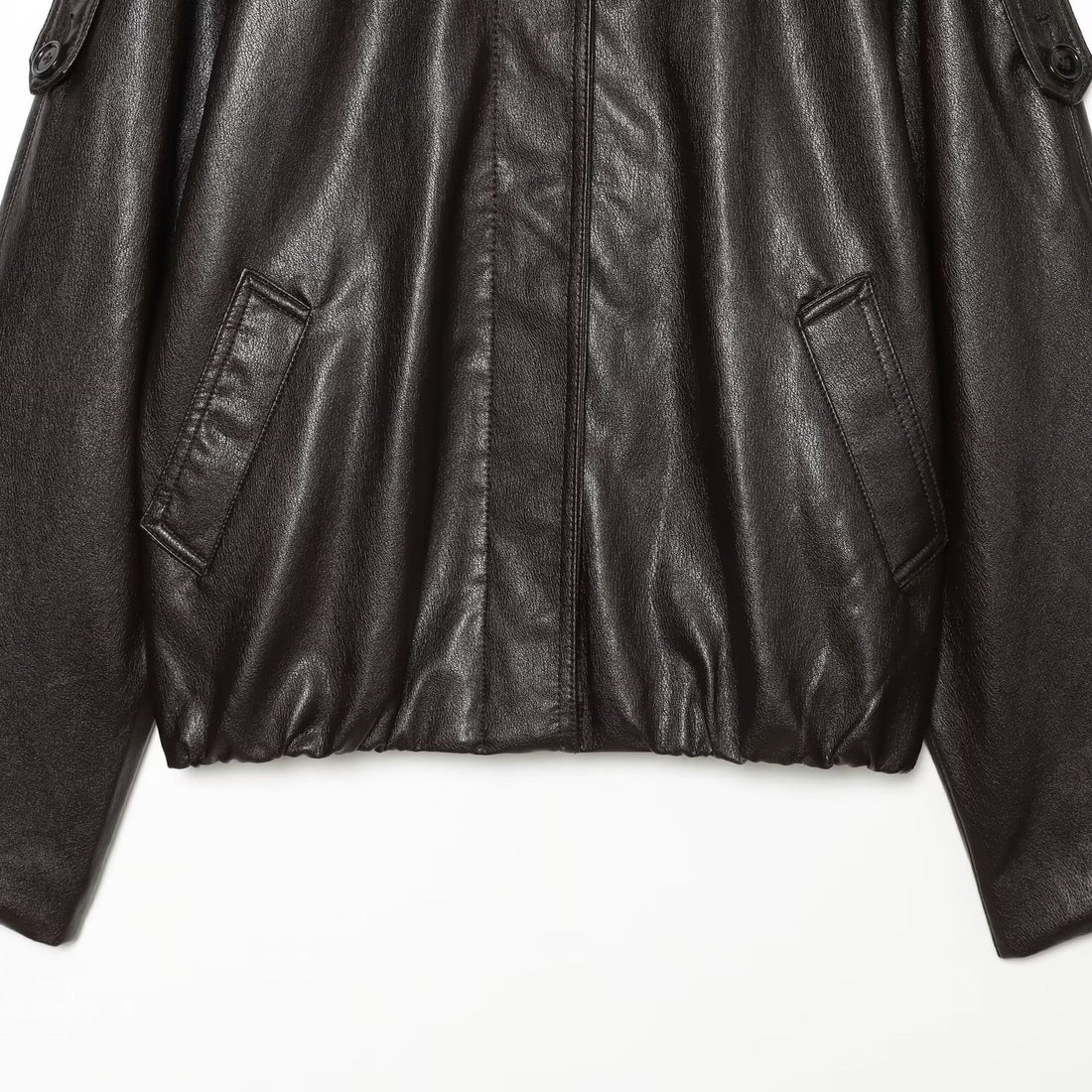 Damen Kurz geschnittene Lederoptik-Blousonjacke mit hohem Funnelkragen, Schulterriegeln und eingearbeiteten Pattentaschen Echoarchiv