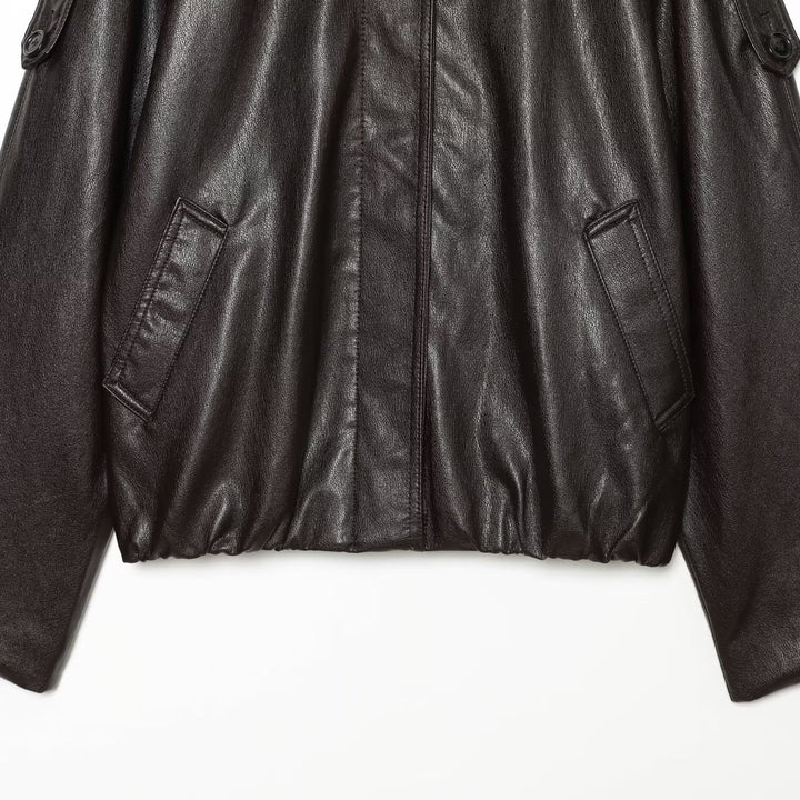Damen Kurz geschnittene Lederoptik-Blousonjacke mit hohem Funnelkragen, Schulterriegeln und eingearbeiteten Pattentaschen Echoarchiv