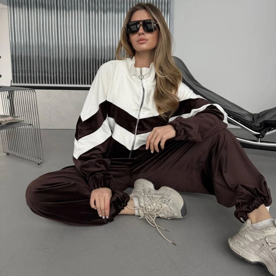 Damen Retro-inspiriertes Samt-Trackset mit Chevron-Design, Stehkragen und weiter High-Waist-Jogger – Avérine