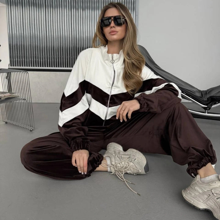 Damen Retro-inspiriertes Samt-Trackset mit Chevron-Design, Stehkragen und weiter High-Waist-Jogger – Avérine