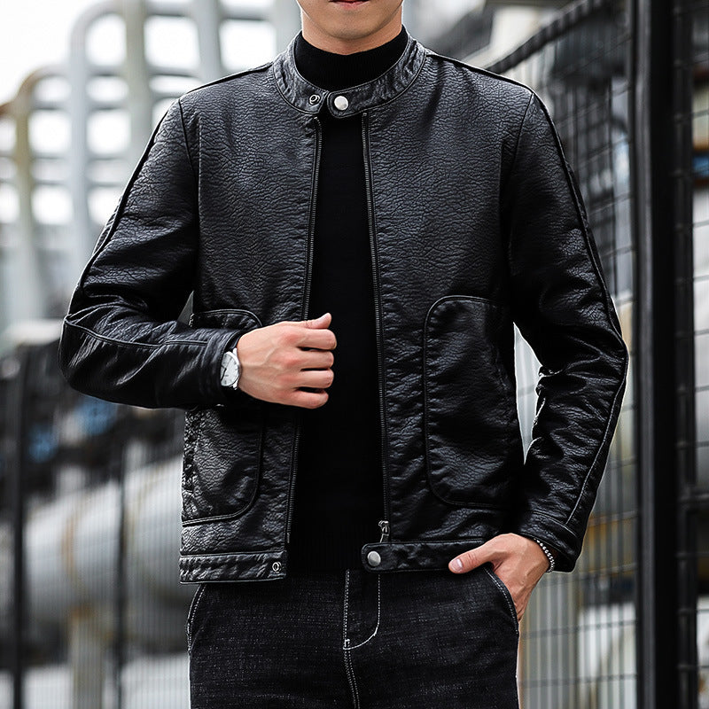 Herren Slim-Fit Kunstlederjacke im Bikerblouson-Stil mit Stehkragen und aufgesetzten Rundtaschen Echo Archiv