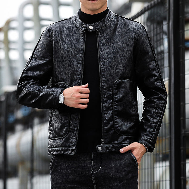 Herren Slim-Fit Kunstlederjacke im Bikerblouson-Stil mit Stehkragen und aufgesetzten Rundtaschen Echo Archiv