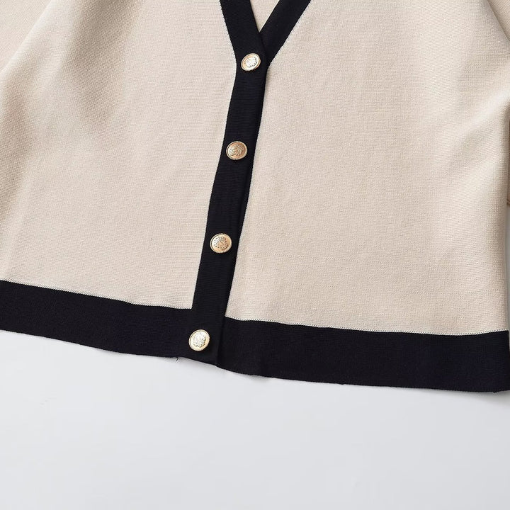 Damen Kurzärmeliges Strickponcho-Cardigan mit Kontrastblende und dekorativen Goldknöpfen Echo Archiv