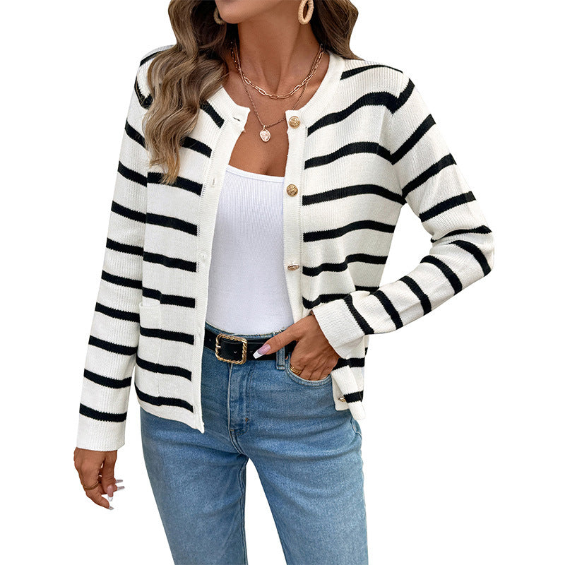 Damen Feinstrick-Cardigan mit maritimen Streifen, goldenen Schmuckknöpfen und schlanker Silhouette Echoarchiv