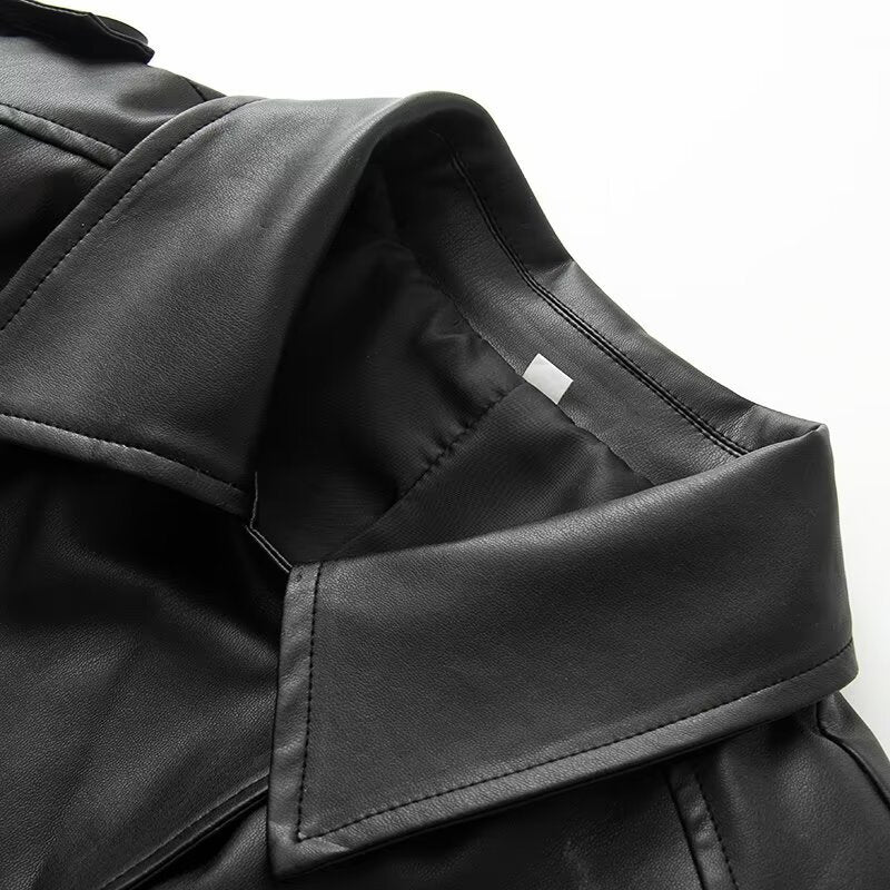 Damen kurze Kunstleder‑Trenchjacke mit Taillengürtel und Schultercape Echoarchiv