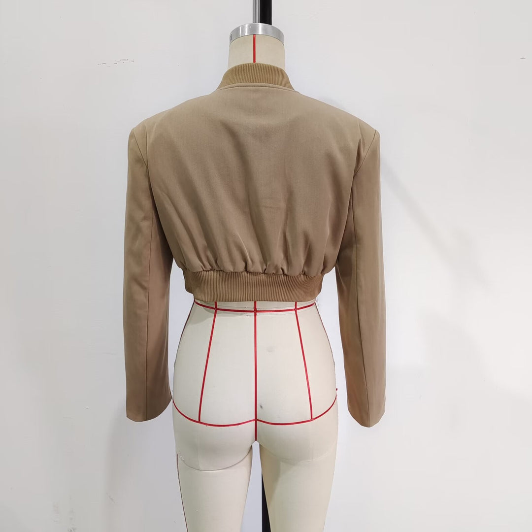 Damen kurz geschnittene Nadelstreifen-Bolerojacke mit gerundetem Stehkragen und dekorativen Knöpfen – Célinea