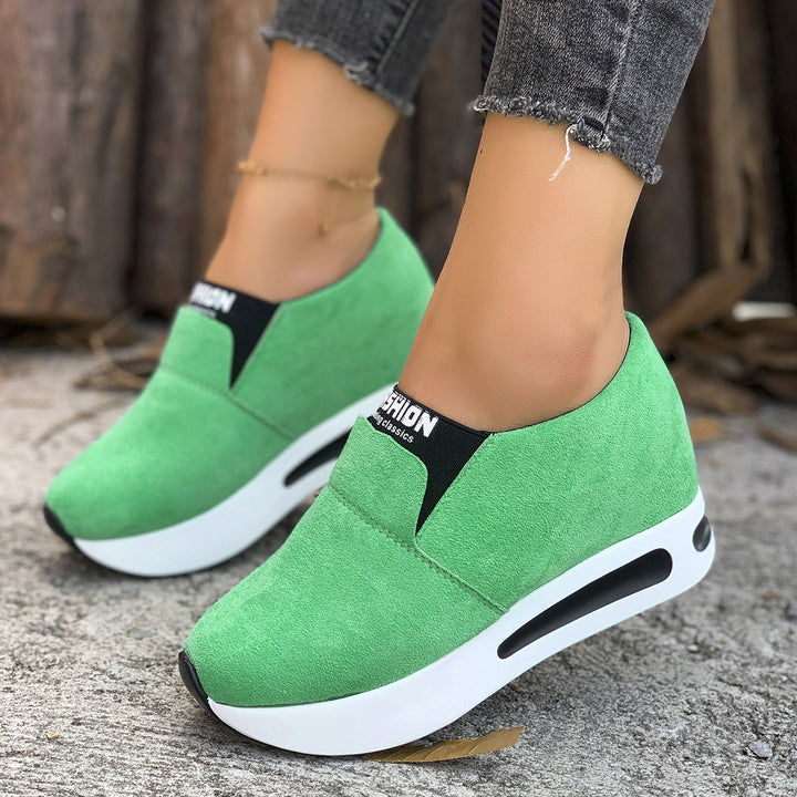Damen Slip-On Wedge-Sneaker mit verstecktem Keil, Microvelours-Obermaterial und seitlicher Luftkammer Echo Archiv