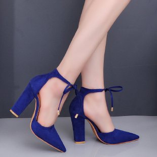 Damen nan spitz zulaufende Pumps mit Knöchelband zum Binden und skulpturellem Blockabsatz Echo Archiv