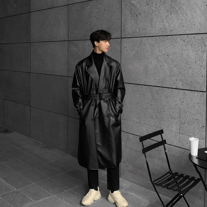 Herren modischer Longtrenchcoat aus hochwertigem Kunstleder mit elegantem Schnitt Echoarchiv
