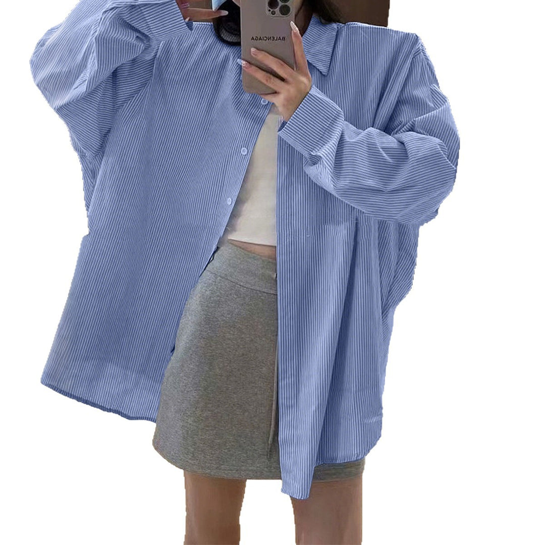 Damen oversized Hemd mit feiner Nadelstreifenstruktur, Kentkragen, abgerundetem Saum und geknöpften Manschetten – Élovi